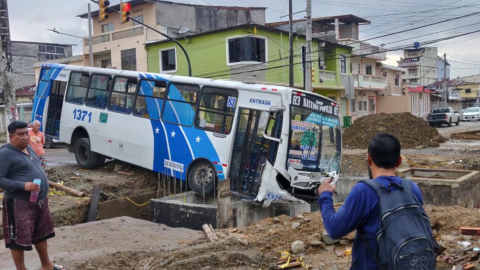 Un bus de transporte urbano accidentado en un canal en el suburbio de Guayaquil, el 3 de julio de 2023. 