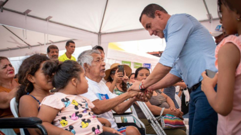 El alcalde de Portoviejo, Javier Pincay, en una visita de las brigadas médicas a barrios de Portoviejo, el 1 de julio de 2023.