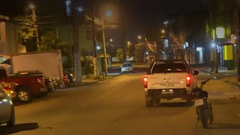 La camioneta de la Policía Nacional en el sector de El Recreo, en Durán (Guayas), donde ocurrió una nueva balacera, el 3 de julio de 2023. 