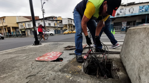 Un técnico constata el robo de cables de un semáforo en la calle Venezuela y Lizardo García, al sur de Guayaquil, el 4 de julio del 2023.