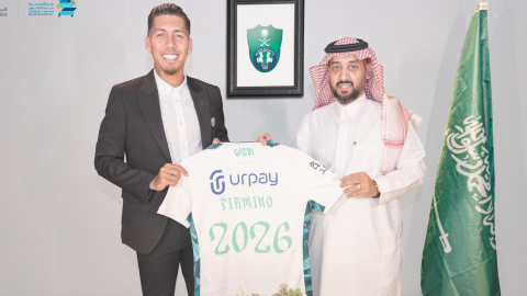 Roberto Firmino sostiene la camiseta de su nuevo equipo, el Al Ahli, el martes 4 de julio de 2023.