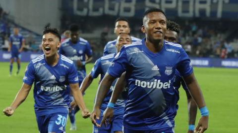 Los jugadores de Emelec festejan un gol ante Independiente del Valle, en la LigaPro, el 28 de abril de 2023. 