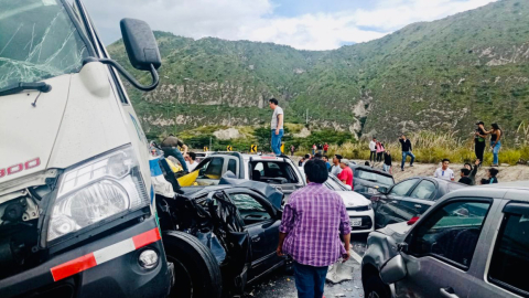 Imagen de varios autos tras el choque en Guayllabamba, el 27 de mayo de 2023.