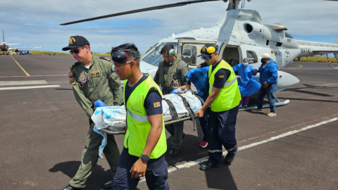 Momentos en que personal de la Armada traslada a la turista mordida por un tiburón en Galápagos, el 5 de julio de 2023. 