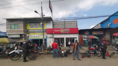 Un policía revisa su moto en un sector comercial en la entrada de la 8, al noroeste de Guayaquil. 