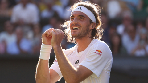 Stefanos Tsitsipas celebra tras su victoria ante Andy Murray en Wimbledon, el 7 de julio de 2023.