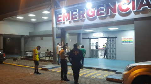 Exteriores del hospital en Naranjal, hasta donde fue llevado el policía herido en una balacera en Balao, el 6 de julio de 2023. 