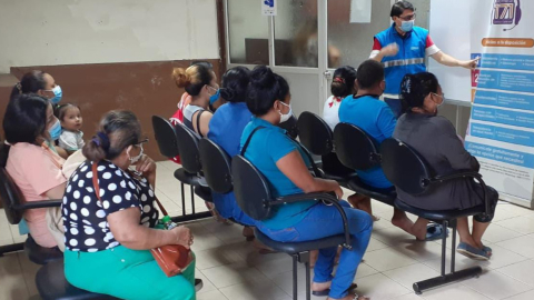 Pacientes en un centro de salud público de Guayaquil, el 3 de julio de 2023. 