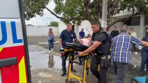 Una mujer herida es retirada de la unidad penal de Portoviejo, el 7 de julio de 2023. 