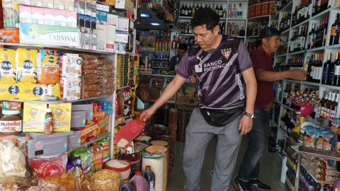 Byron Leman, propietario del local Leman's Liquor's
 en el mercado Iñaquito, norte de Quito. Foto del 7 de julio de 2023.