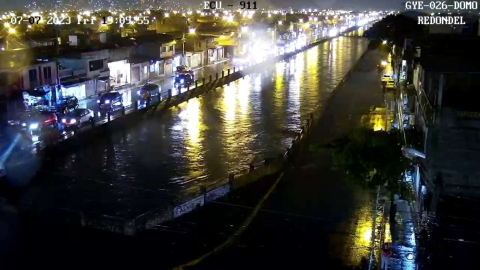 El canal de aguas lluvias de Mucho Lote y Las Orquídeas, al norte de Guayaquil, estuvo a punto de desbordarse debido a la intensidad de las lluvias el 7 de julio de 2023. 