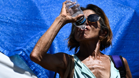 Una persona en Estados Unidos toma agua durante la ola de calor en Phoenix, Arizona, el 18 de julio de 2023. 