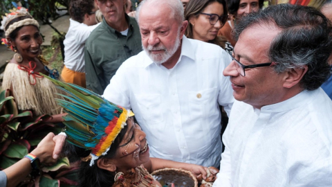 Lula y Gustavo Petro saludan con un indígena amazónico, en Leticia.