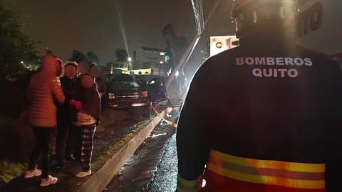 El Cuerpo de Bomberos brinda asistencia tras un accidente en la av. Simón Bolívar, este 9 de julio.