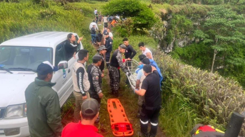 Momentos en que personal de emergencia rescata al niño francés en Los Gemelos, en Galápagos, el 7 de julio de 2023. 