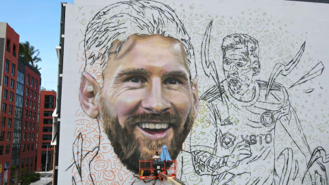 Un mural gigante con la cara de Lionel Messi se pinta en Miami, en julio de 2023.