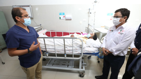 Autoridades sanitarias de Perú visitan a un paciente con el síndrome de Guillain Barré, el 8 de julio de 2023.