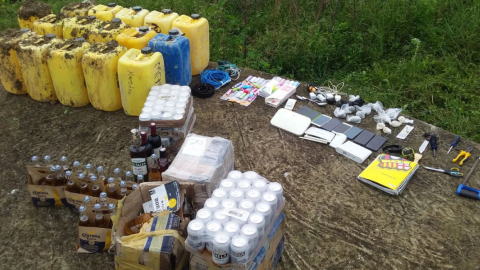 Galones de alcohol, armas blancas y otros objetos decomisados en la cárcel El Rodeo, de Portoviejo (Manabí), el 12 de julio de 2023. 