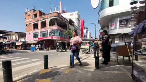 Nuevos policías patrullan el centro del cantón Daule, en Guayas, este 12 de julio del 2023. 