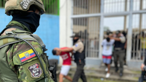 Un militar durante un operativo en la cárcel El Rodeo, de Portoviejo, Manabí, el 12 de julio de 2023. 