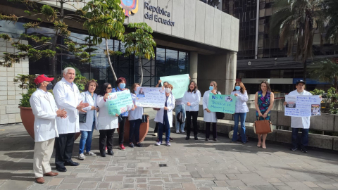 Un grupo de médicos y odontólogos de esceulas y colegios fiscales que fueron reubicados protestan en los exteriores del Ministerio de Educación, en Quito, el 14 de julio de 2023.