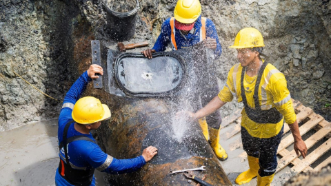 Trabajadores de Emapad en Durán reparan fuga detectada en el acueducto de Peñón del Río, el 8 de julio del 2023.