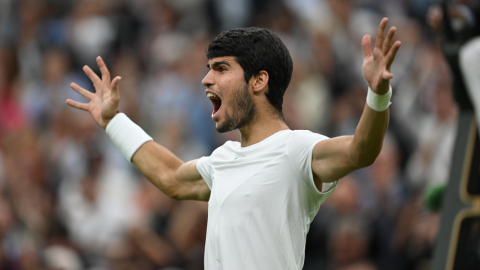 Carlos Alcaraz festeja su clasificación a la final de Wimbledon, el viernes 14 de julio de 2023.