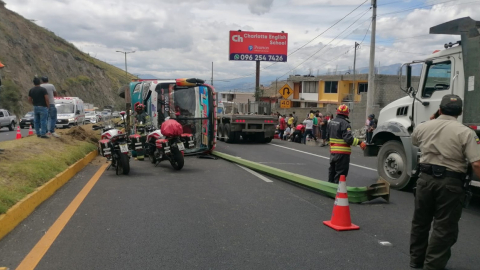 Un bus inteprovincial se volcó en la vía Panamericana Norte, en Quito, el 14 de julio de 2023. 