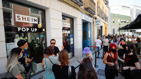 Consumidores buscan entrar a la tienda temporal de ropa Shein, en España, el 6 de junio de 2023.