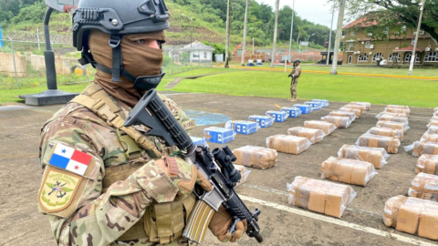 Un soldado panameño junto a la droga incautada por la Senan, entre el 12 y 14 de 2023, en varios puntos de Panamá.