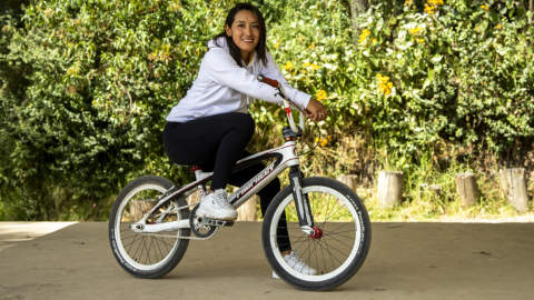 Miryam Núñez posa con una bicicleta, el 9 de julio de 2023. 