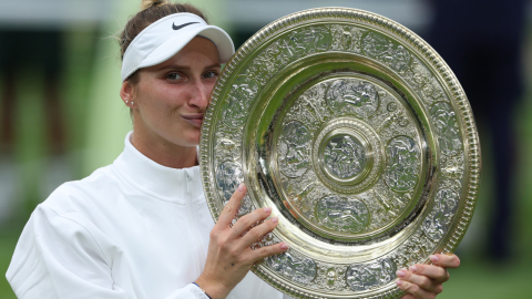 La tenista checa Marketa Vondrousova  sostiene su trofeo en Wimbledon, el 15 de julio de 2023.