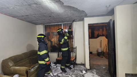 Bomberos atienden el desprendimiento del enlucido de un tumbado en una vivienda en Quitumbe.