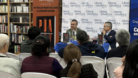 El autor español Lorenzo Silva, durante la presentación de su novela 'Púa' en Quito.