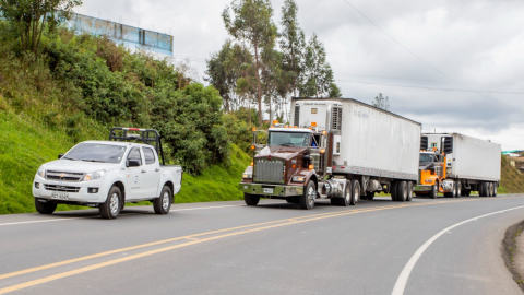 Imagen referencial de vehículos de carga en Ecuador.