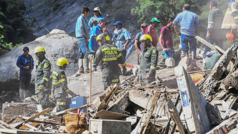 Los rescatistas en el lugar de la avalancha, en Cundinamarca, el 18 de julio de 2023.