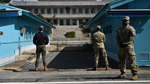 Soldados del puesto de mando de la ONU y de Corea del Norte en la línea que divide a las dos Coreas, el 3 de octubre de 2022.