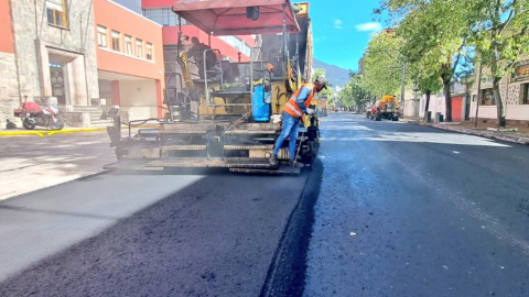 Trabajadores del Municipio realizan trabajos de repavimentación en el centro norte de Quito, el 17 de julio de 2023.