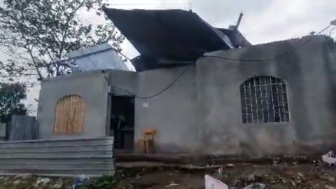 Vista frontal de una de las cuatro viviendas que se quedaron sin techo en Monte Sinaí, Guayaquil, el 18 de julio de 2023. 