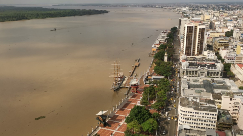 Vista del centro de Guayaquil y del río Guayas desde el edificio de La Previsora, en el centro de la ciudad. 