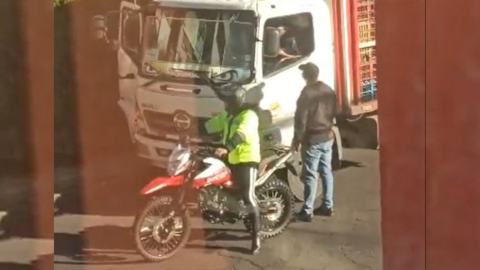 Captura de pantalla del asalto con el uniforme de la AMT, el 18 de julio de 2023, en Quito.