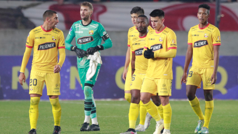 Los jugadores de Barcelona se lamentan durante el partido ante Estudiantes de La Plata, por la Copa Sudamericana, el 18 de julio de 2023. 