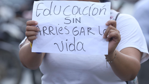 Padres de familia realizaron un plantón este miércoles 19 de julio para solicitar clases virtuales por la inseguridad en Durán. 