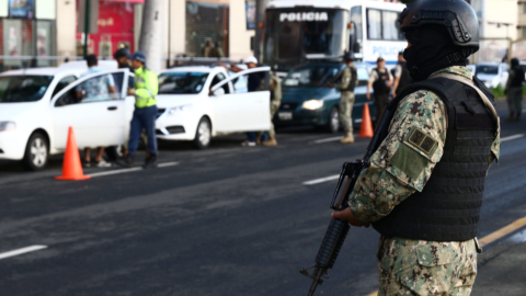 Policías y militares realizan operativos de control en Guayaquil, el 3 de abril de 2023.