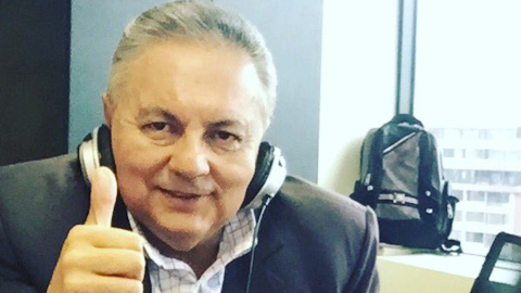 El periodista Patricio Díaz Guevara, en una cabina de Radio en Quito.