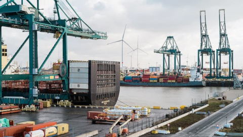 Imagen referencial. Vista del puerto de Amberes, principal puerto de entrada de la cocaína en Europa. 