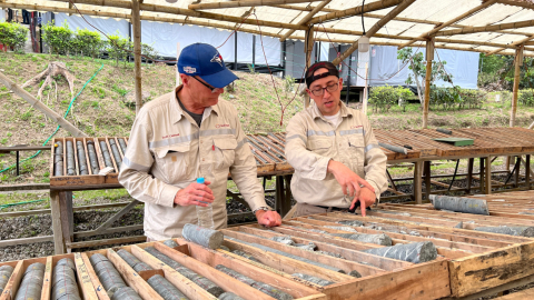 Director Ejecutivo de SolGold Ecuador, Scott Caldwell, inspeccionando el núcleo de perforación en Cascabel, en diciembre de 2022. - Foto: SolGold Ecuador