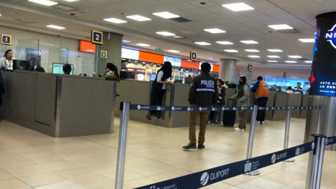 Imagen referencial: ecuatorianos viajando, en el aeropuerto de Quito, el 23 de diciembre de 2022.