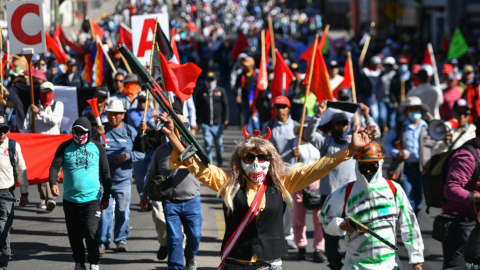 Miembros de sindicatos protestan en Arequipa, Perú, este 19 de julio de 2023.