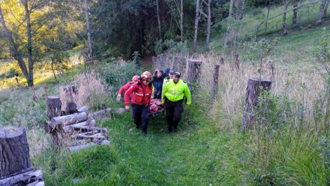 Bomberos y policías rescataron a un joven que resultó con politraumatismos tras caer por una pendiente en el refugio de vida silvestre Pasochoa. 